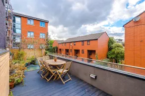 Stunning 3BR Townhouse, Terrace, Games, Free Parking - Image 4