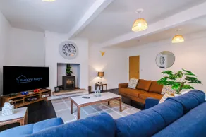 Stunning 3BR Townhouse, Terrace, Games, Free Parking - Image 3