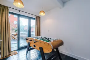 Stunning 3BR Townhouse, Terrace, Games, Free Parking - Image 2