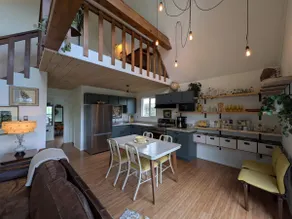 The Artful Twist, an A-frame - Image 2