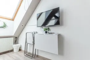 Stylish Air-Conditioned Hotel Room by Hauptbahnhof - Image 3