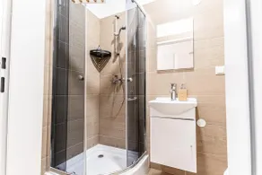 Stylish Air-Conditioned Hotel Room by Hauptbahnhof - Image 5