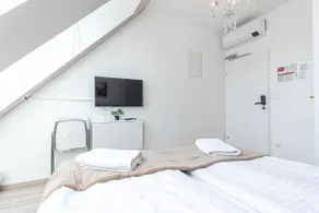 Stylish Air-Conditioned Hotel Room by Hauptbahnhof - Image 4