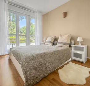 Bright apartment with balconies and private parking - Image 4