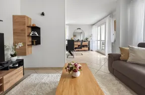 Bright apartment with balconies and private parking - Image 3