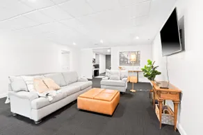Stylish Suite – Easy I‑40 Access, Gym & Lounge - Image 4