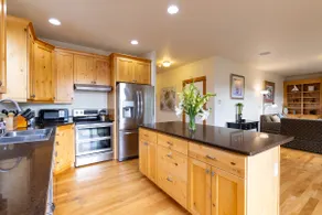 Charming, cozy home with immaculate view - Image 3
