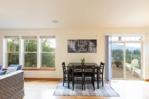 Charming, cozy home with immaculate view - Image 5