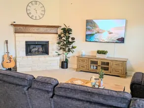 Luxury Retreat: 2 King beds, Shared Pool, Courts - Image 2