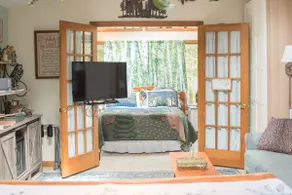 Private Suite with Hot Tub - Image 5