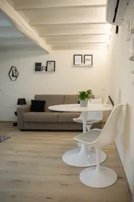 Obelisk apartment in the historic center of Reggio Emilia - Image 2