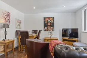 Tannery Mews - Lovely Central 2-Bed with Parking - Image 4