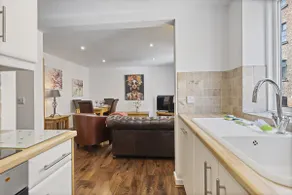 Tannery Mews - Lovely Central 2-Bed with Parking - Image 3