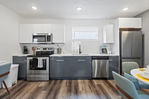 Modern King BR | Walk to Deep Ellum | Free Parking - Image 5