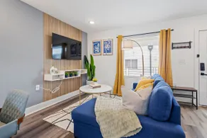 Modern King BR | Walk to Deep Ellum | Free Parking - Image 2