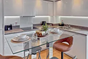 Near Airport | Sleeps 4 | Parking | Station - Image 3