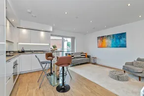 Near Airport | Sleeps 4 | Parking | Station - Image 2