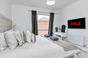 Near Airport | Sleeps 4 | Parking | Station - Image 4