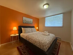 Comfortable 3BR Apt with included a parking spot - Image 2