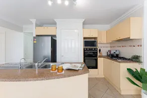 Prime Location - Walk to Shops & Easy Transport - Image 5