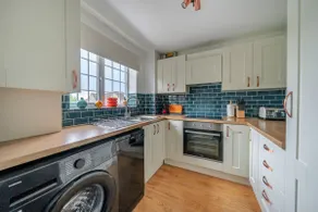 Lovely 3-Bed Garden Home in Oxford - Image 3
