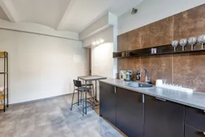 Stylish Escape with 50"TV - Free Parking & Sauna - Image 5