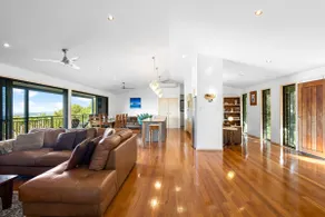 Panoramic Deck Nr Flaxton Gardens & Maple Pub - Image 3