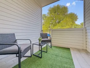 Stylish Retreat - Close to Downtown - Open Layout - Image 4