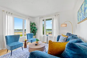 Waterview Retreat|Large Deck|Minutes to Downtown - Image 2