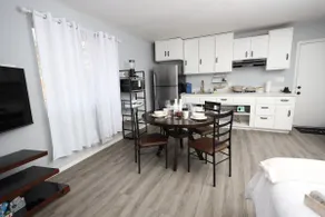 Private Studio|2-Queen Beds+ Free Parking+Kitchen - Image 4