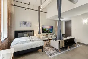 3Bed2Bath Loft Valet Parking Downtown Kay Bailey - Image 3