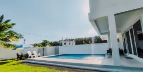 Beautiful Beach House, Le Mur Blanc I Twin - Image 3