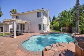 Luxury 5-bedroom Retreat in Roseville Suburbs - Image 2