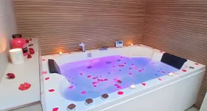 Love Room Suite with private Jacuzzi + sauna - Image 2