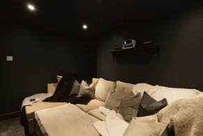 Luxury 3 Bed Home Near Peak District with Cinema Room - Image 3