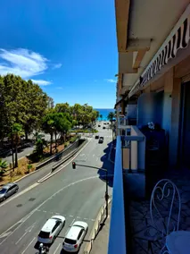 Elegant and comfortable 3 room, beach & transport within walking distance - Image 2