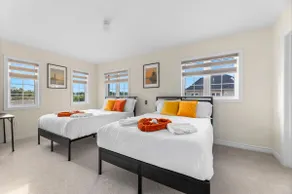 Sunset Haven: Modern 6B/3.5B,Office,5G,Parking! - Image 4