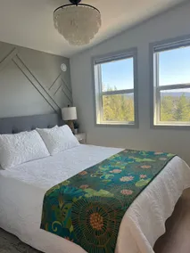 Serene Forest Retreat - Image 5