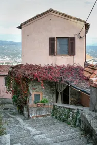 Spacious 3-bedroom house with garage in the quiet village of Vezzano Ligure - Image 3