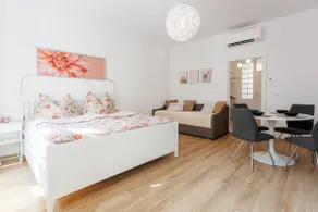 Central Renovated Apartment with Free Parking & AC - Image 4