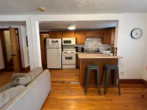 Brick House Apartment - Image 4