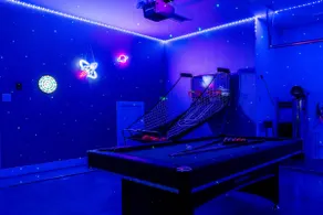 Hot tub | Arcade | Games | Outdoor theatre - Image 5
