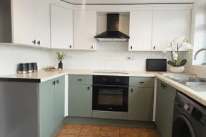 3-Bed Hull Home| Wi-Fi & - Image 2