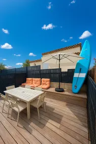 Seaside house with terrace - Image 3