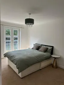 Delightful Riverview Flat With Parking - Image 4