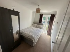 Delightful Riverview Flat With Parking - Image 5