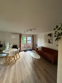 Central LLN – Renovated Apartment – Free Parking - Image 2