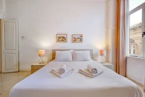 Spacious 3 Bedroom Stay in Historic Valletta - Image 4