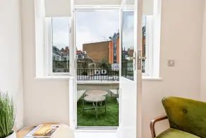 Spacious London stay - 3 Bedroom property - Image 2