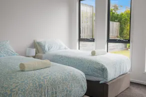 Whispering Pines - Stylish 3BR Duplex close to M1 - Image 3